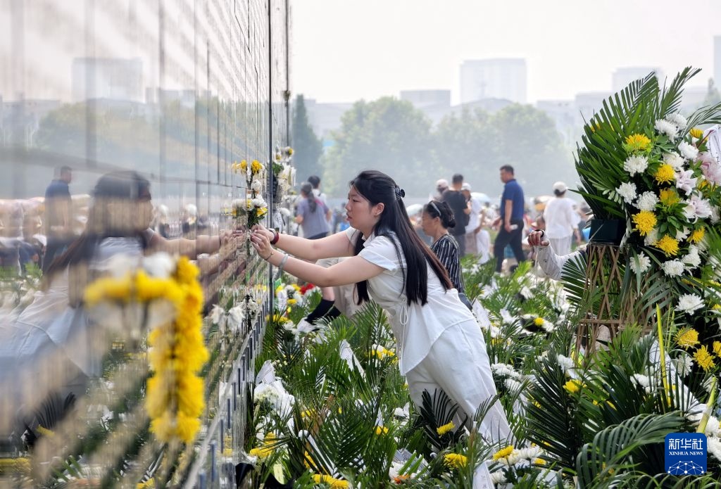 唐山大地震50周年：纪念墙下致哀思