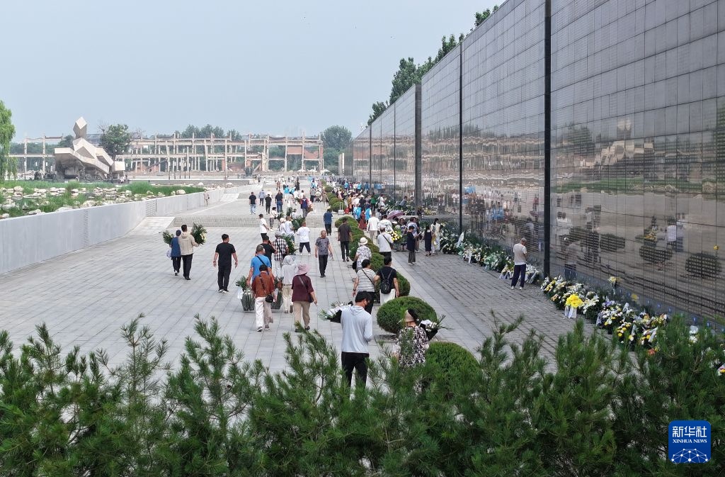 唐山大地震50周年：纪念墙下致哀思