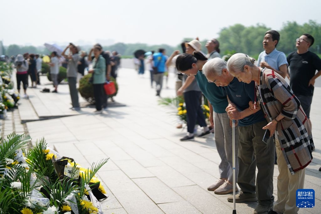 唐山大地震50周年：纪念墙下致哀思