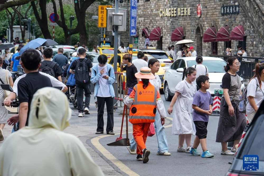 江苏南京：环卫工穿上“空调马甲”