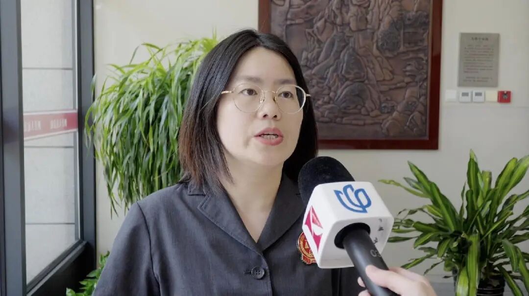 母亲与继父同居32年未领证，继父去世留两套房，他能继承吗？法官判了
