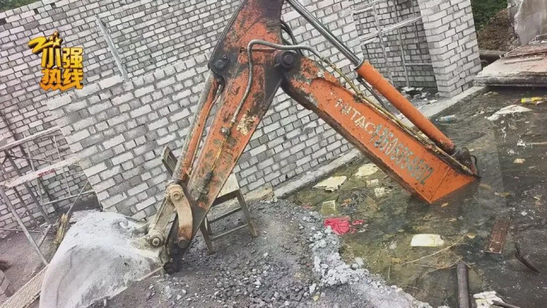 挖机作业时路面突然垮塌，连人带车掉进化粪池！驾驶员：我差点没出来，淹死在里头