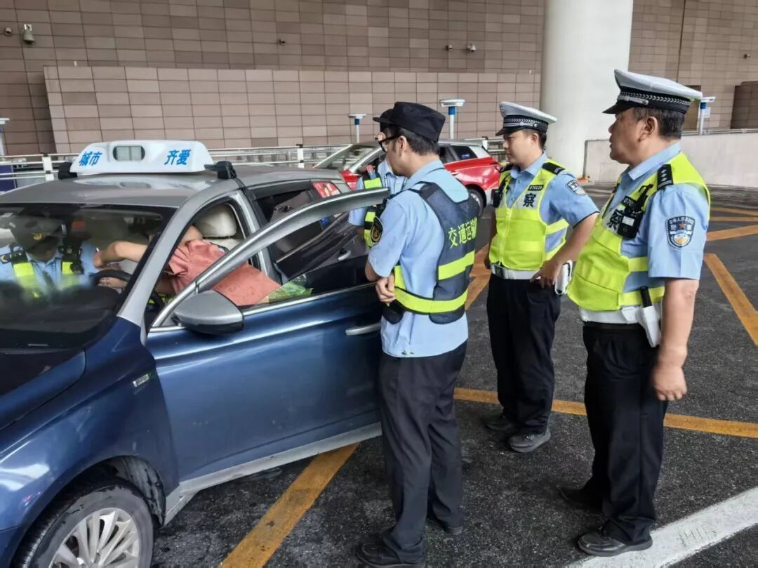 博主在浦东机场打出租车，凌晨被抛在路边，官方再通报：司机已被拘留