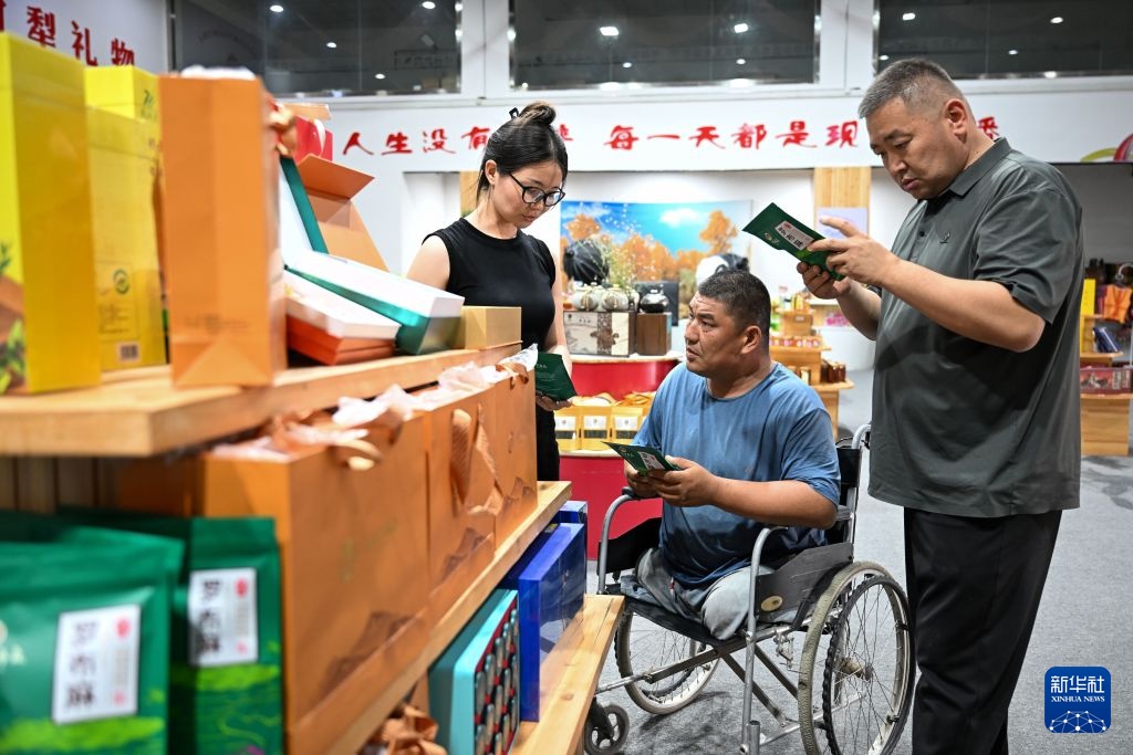 图片故事丨以手为足 向阳而生——劳模艾合买提的奋斗人生