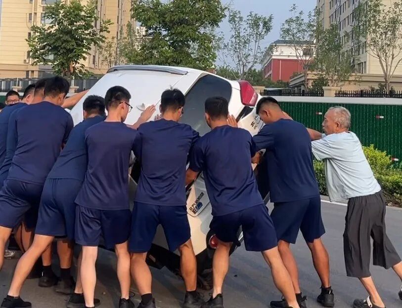 早操秒变出警！18名“蓝朋友”徒手扶正侧翻车辆，2分钟救出被困司机……