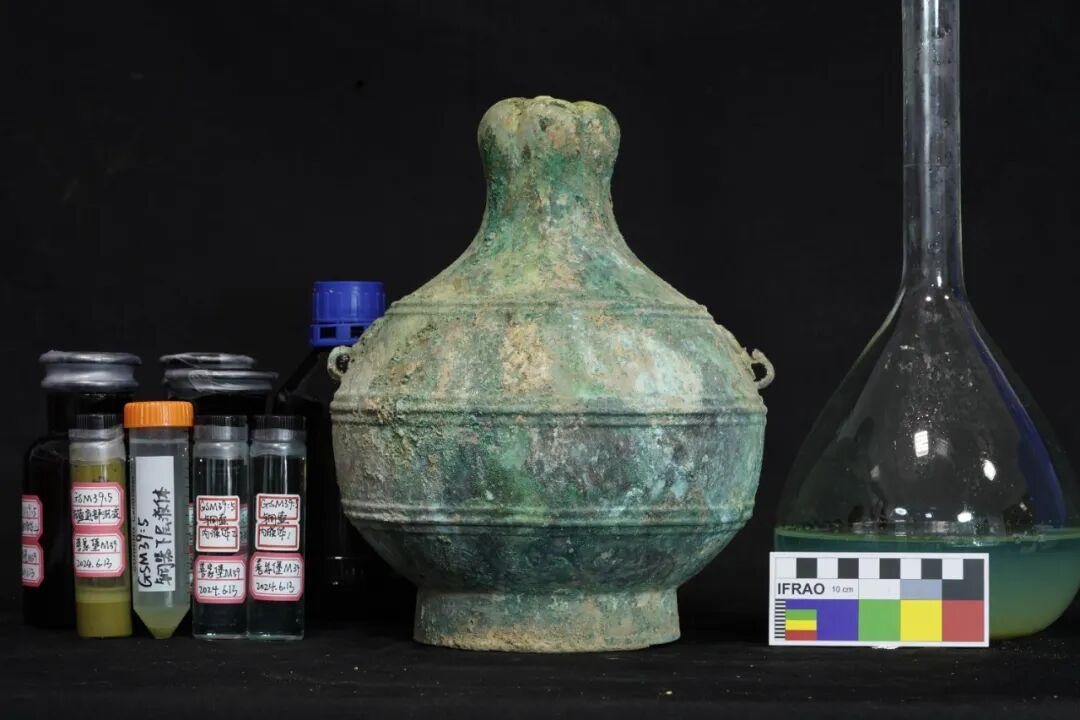 2300年前的一壶秦酒，竟然还“活着”！宁夏战国古墓惊现“密封陈酿”