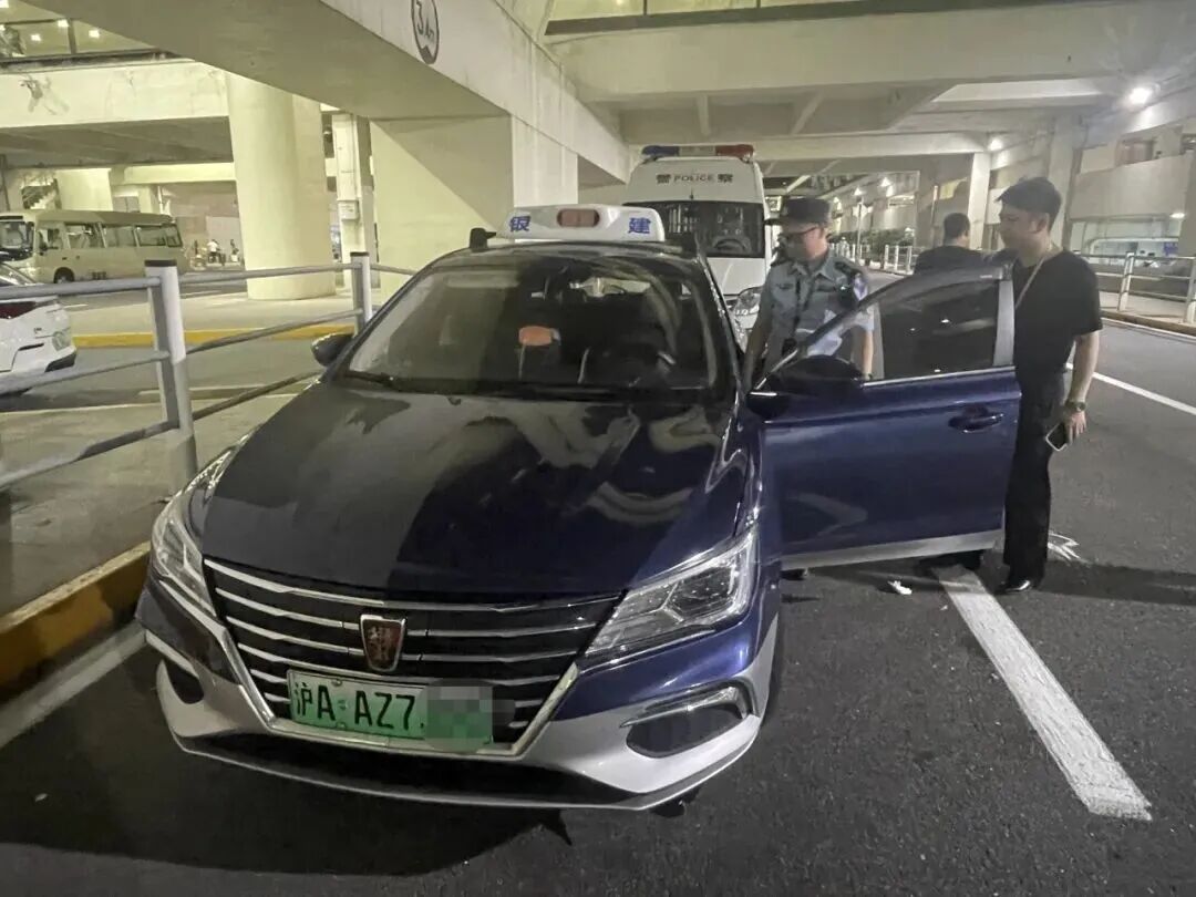 博主在浦东机场打出租车，凌晨被抛在路边，官方再通报：司机已被拘留