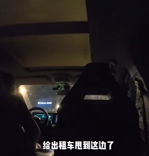 博主在浦东机场打出租车，凌晨被抛在路边，官方再通报：司机已被拘留