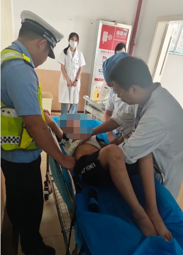 12岁男孩高速上突发癫痫情况紧急，嘴唇发紫、呼吸困难......民警10分钟极限救援