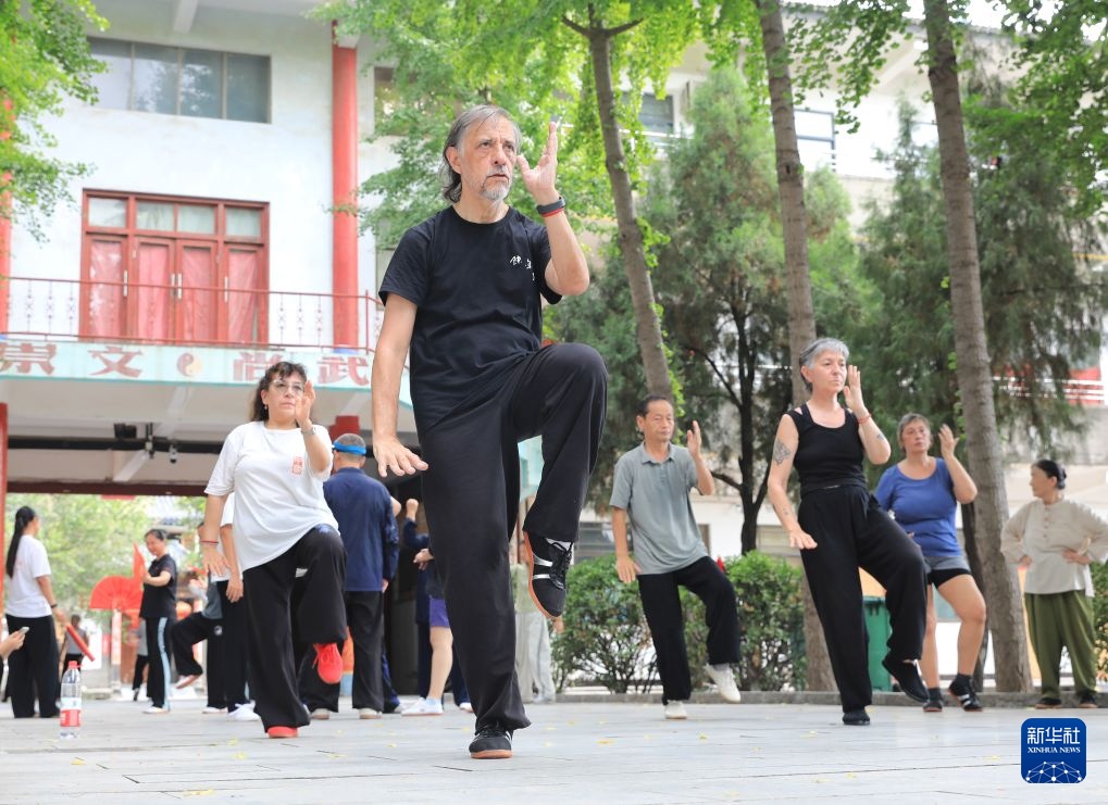 河南温县：“洋弟子”学太极