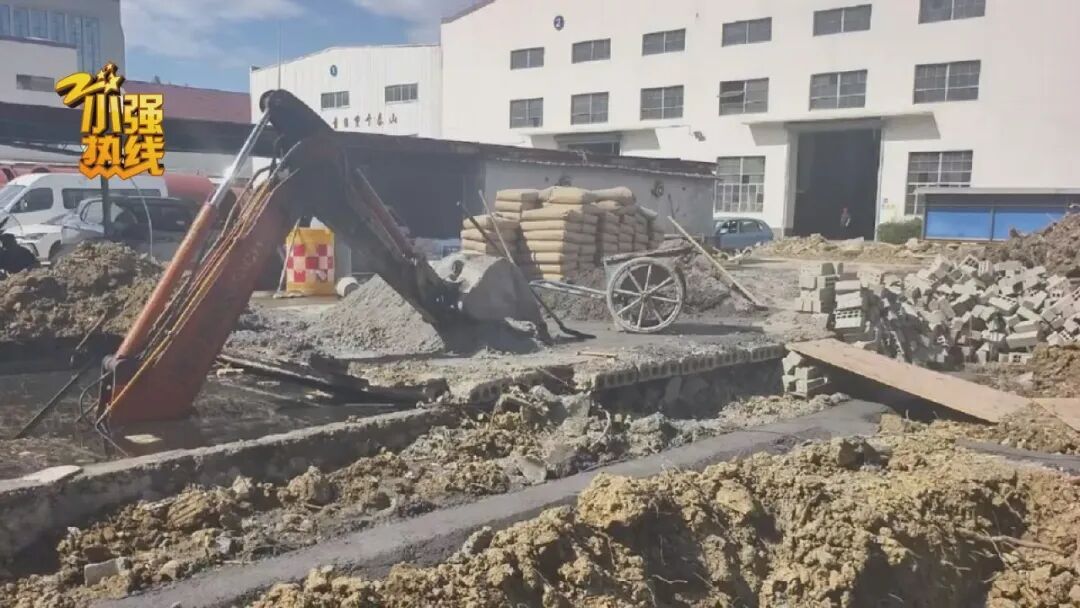 挖机作业时路面突然垮塌，连人带车掉进化粪池！驾驶员：我差点没出来，淹死在里头