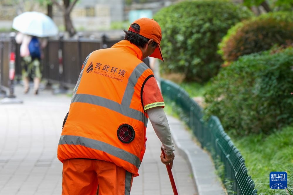 江苏南京：环卫工穿上“空调马甲”