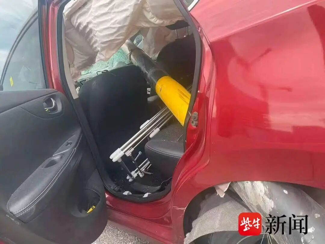 一货车撞断限高杆，金属杆脱落直插路过小轿车，交警部门回应
