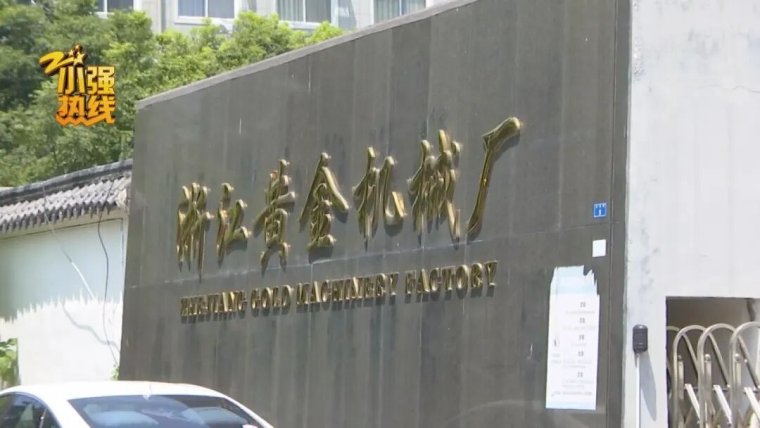 挖机作业时路面突然垮塌，连人带车掉进化粪池！驾驶员：我差点没出来，淹死在里头