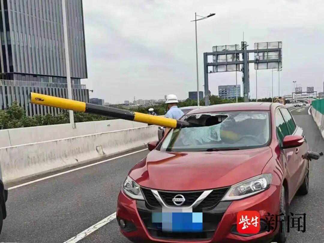 飞来横祸限高杆被撞飞，直插路过小汽车！网友：现实版"死神来了"…