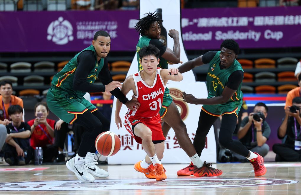 中国男篮再胜喀麦隆队 三场全胜结束国际团结杯