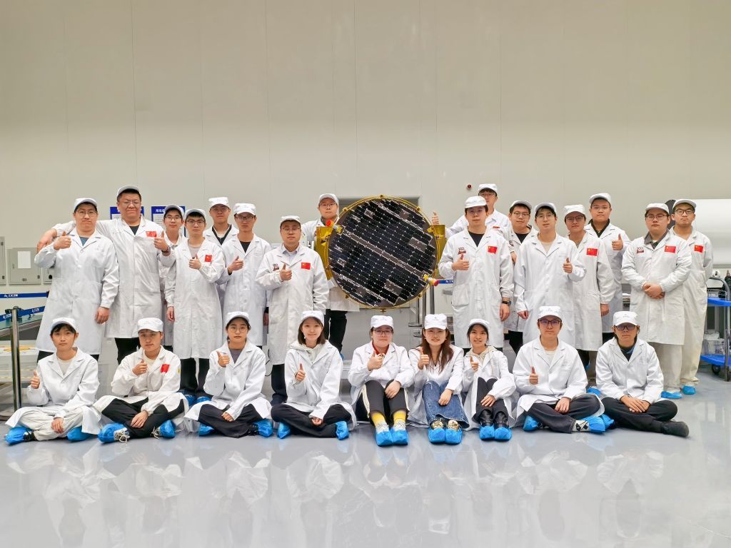 哈工大学生团队平均22岁“手搓”5厘米超薄卫星
