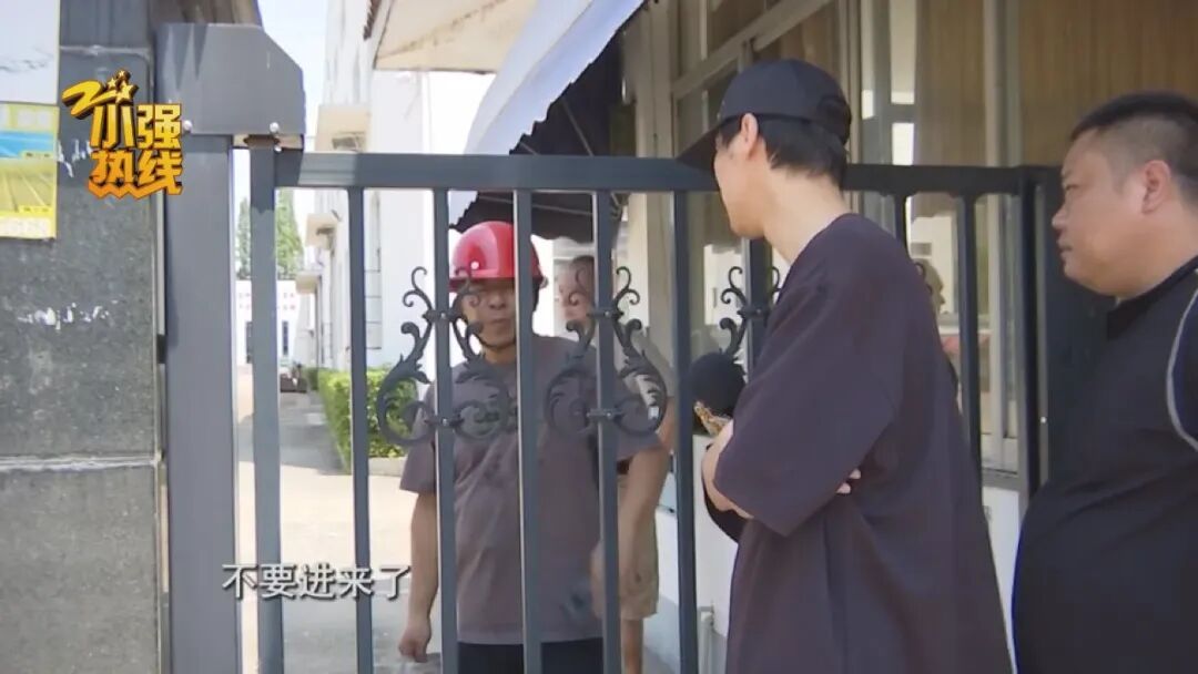 挖机作业时路面突然垮塌，连人带车掉进化粪池！驾驶员：我差点没出来，淹死在里头