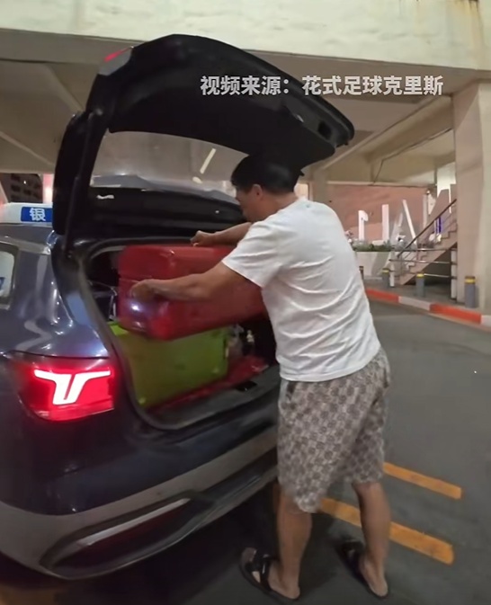 博主在浦东机场打出租车，凌晨被抛在路边，官方再通报：司机已被拘留