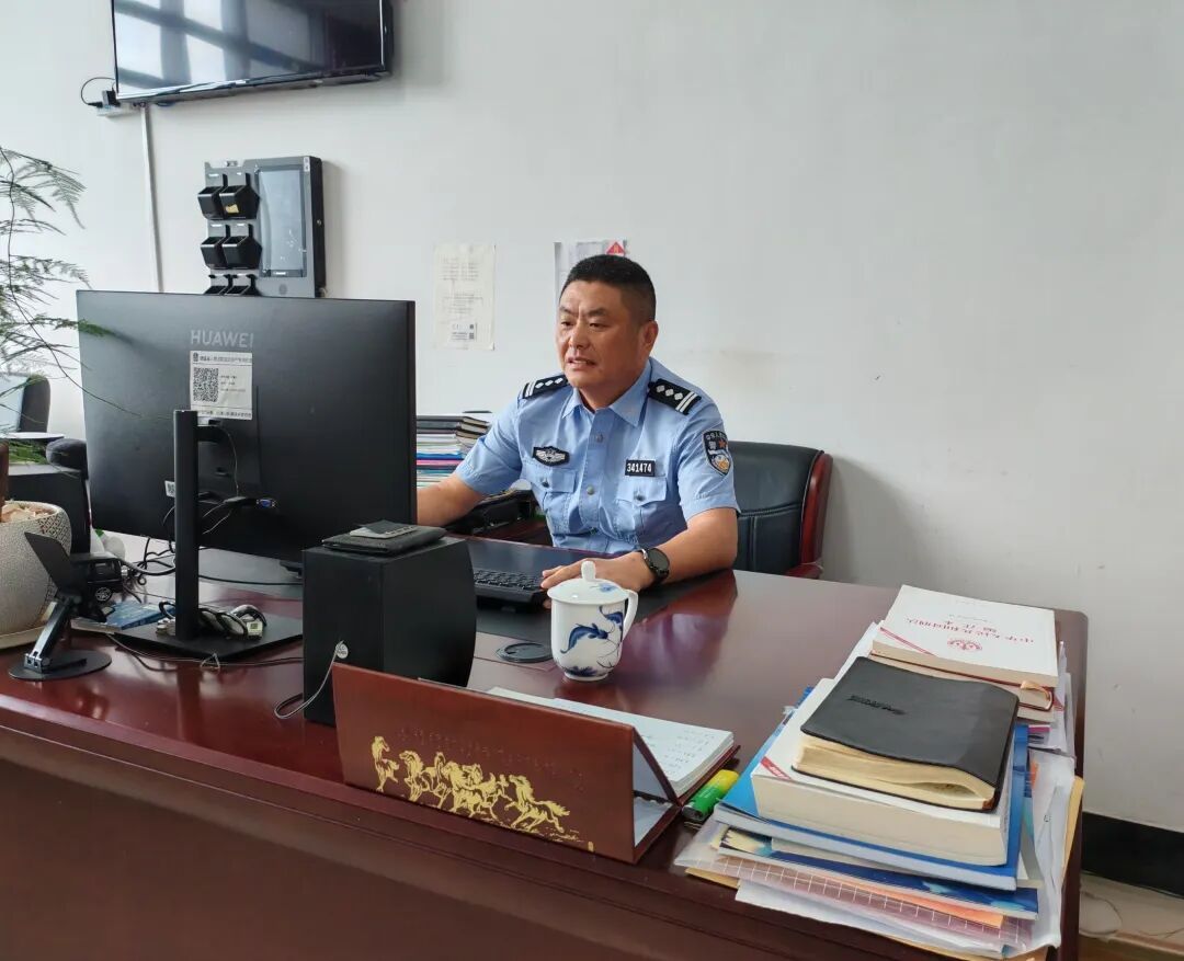 不顾呕吐物喷进嘴，他坚持人工呼吸救人！55岁司法警察跳河救回溺水青年