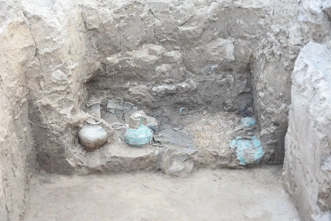 2300年前的一壶秦酒，竟然还“活着”！宁夏战国古墓惊现“密封陈酿”