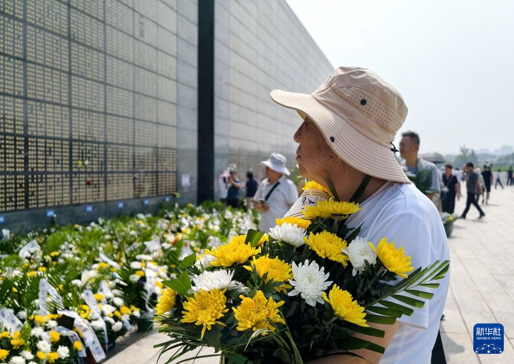 唐山大地震50周年：纪念墙下致哀思