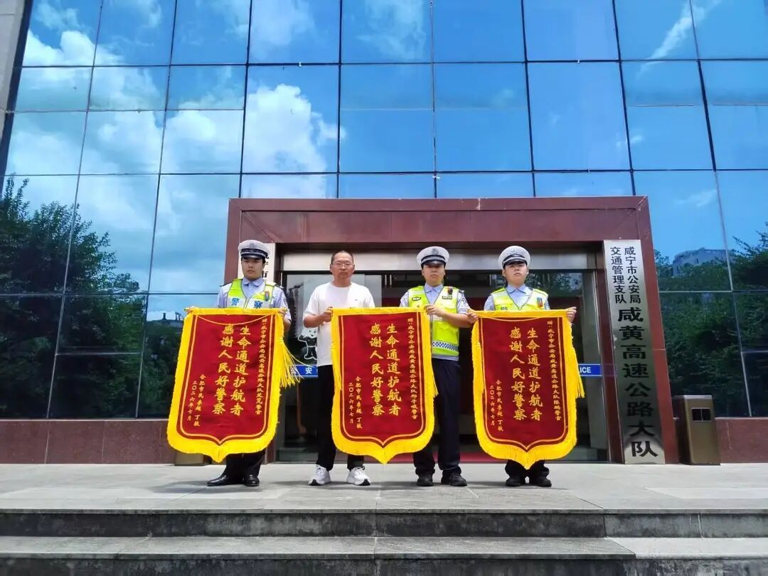 12岁男孩高速上突发癫痫情况紧急，嘴唇发紫、呼吸困难......民警10分钟极限救援