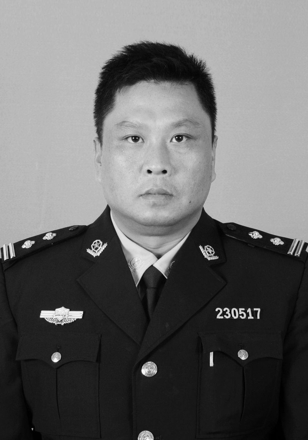 民警执勤遭货车冲卡碾压，因公牺牲