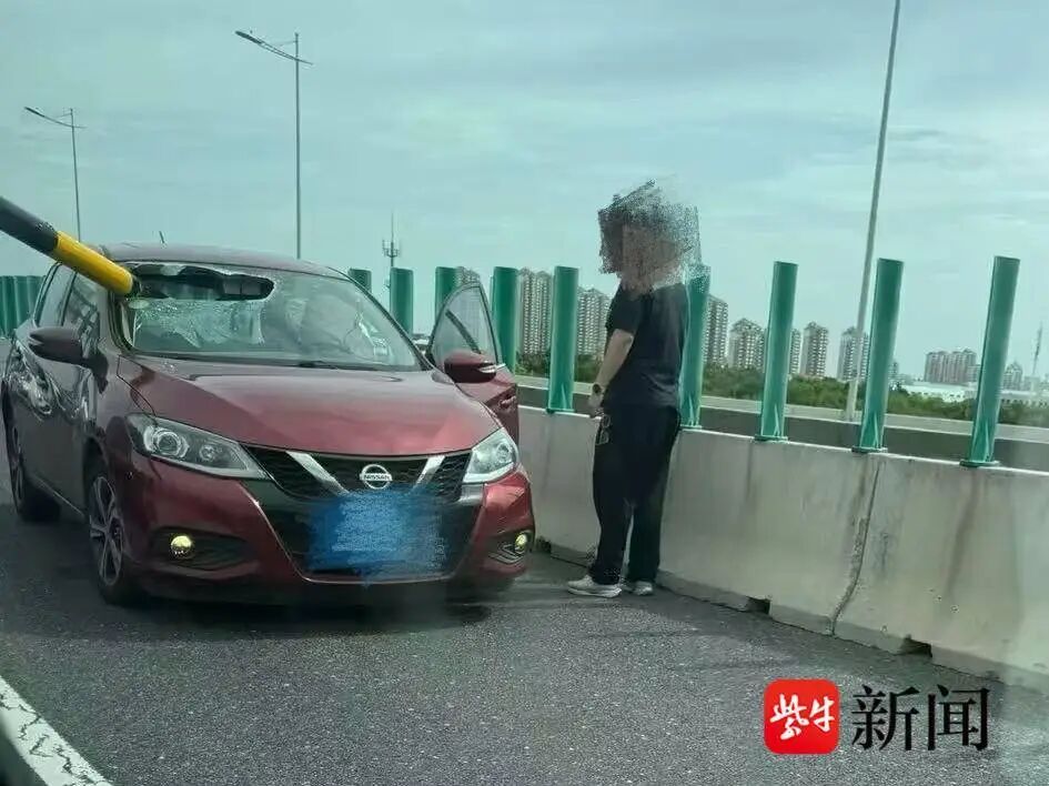一货车撞断限高杆，金属杆脱落直插路过小轿车，交警部门回应