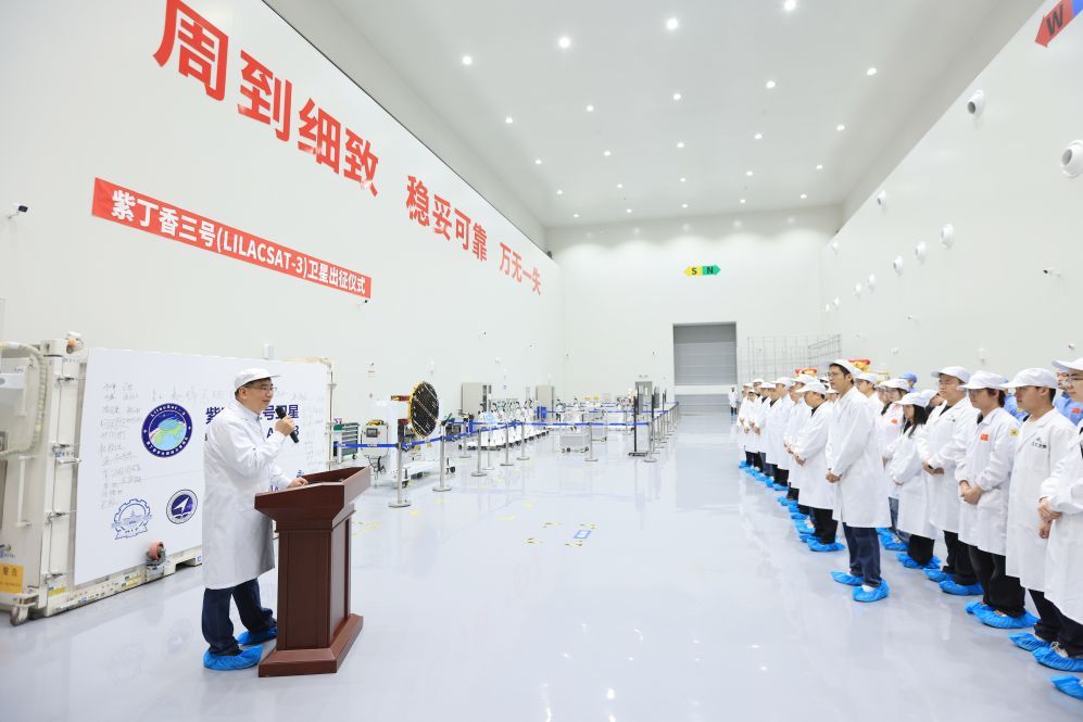 哈工大学生团队平均22岁“手搓”5厘米超薄卫星