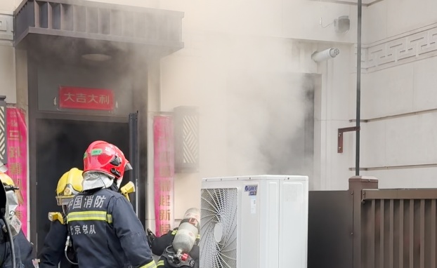 妈妈厨房做饭，3岁孩子卧室玩火……发现时家已变了样