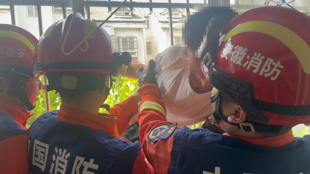 离谱又感动！男子为救轻生朋友徒手爬上五楼，结果半途失败了……