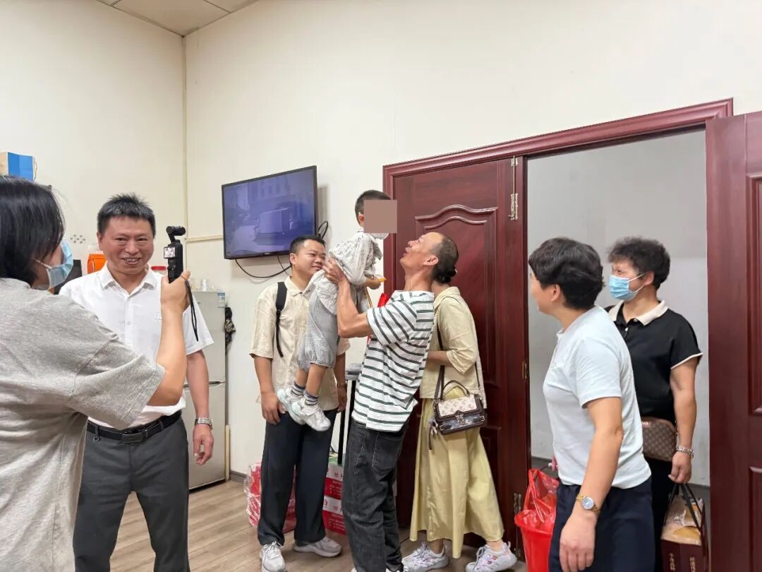 一家人拉横幅寻找恩人，真的找到了！