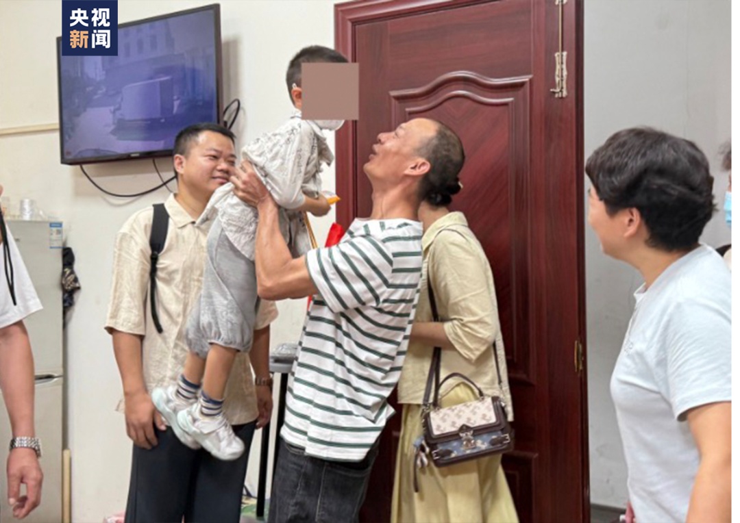 一家三口溺水被救，拉横幅寻找恩人！