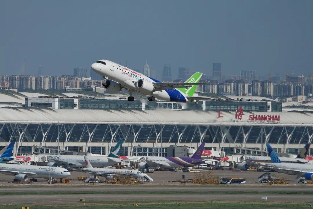 今早，国产大飞机C919高原型首架机从浦东机场起飞，开展首次飞行试验