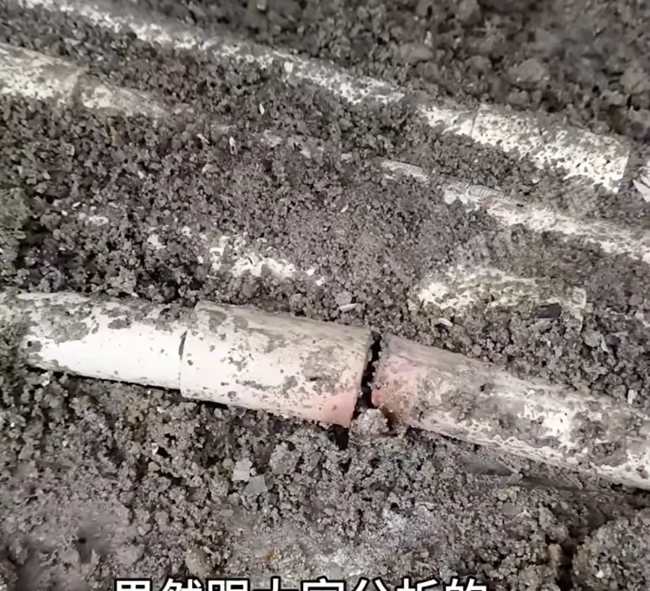 家里地砖异常发热，最高温度飙到46.9℃！男子砸开地砖后直呼：多亏网友救我一命