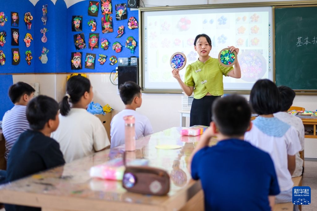 浙江宁波：公益课程丰富“小候鸟”暑假生活