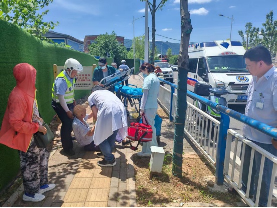点赞！外卖小哥+黄石交警，高温下为88岁老人撑起“生命绿荫”