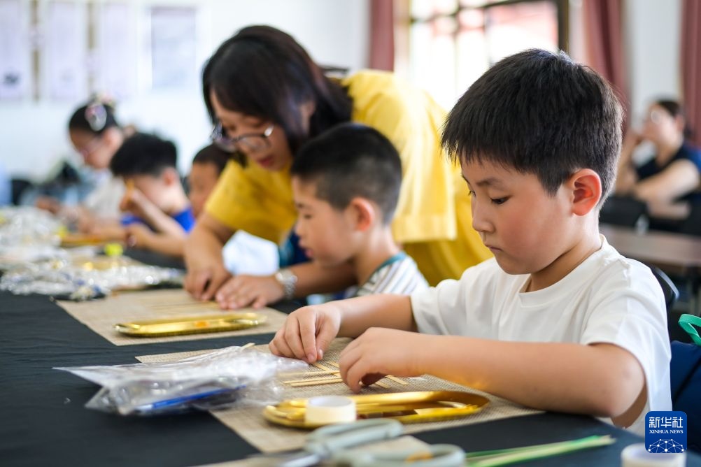 浙江宁波：公益课程丰富“小候鸟”暑假生活