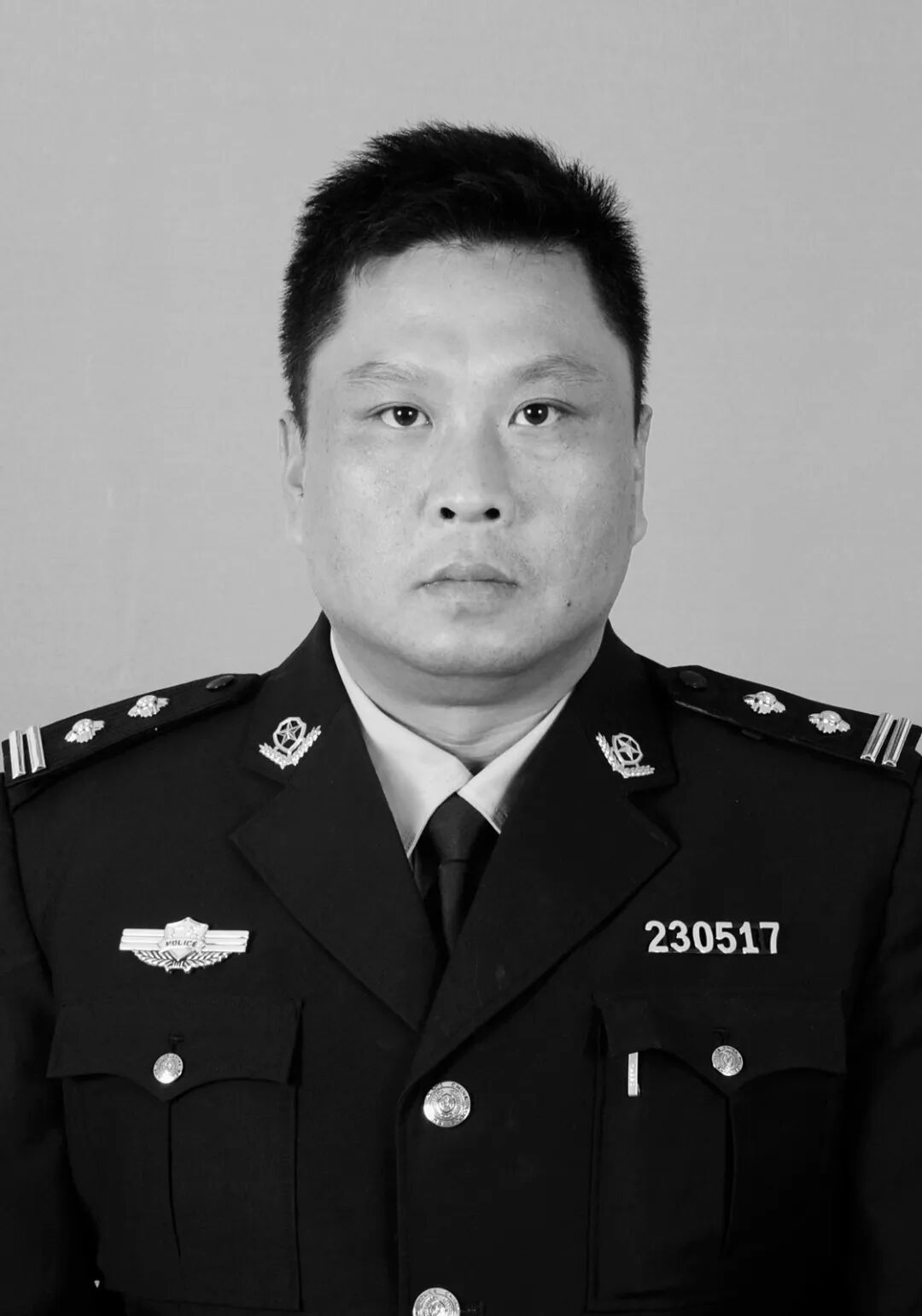 执勤时遭货车强行冲卡，57岁民警因公牺牲
