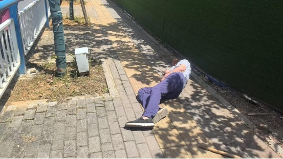 点赞！外卖小哥+黄石交警，高温下为88岁老人撑起“生命绿荫”