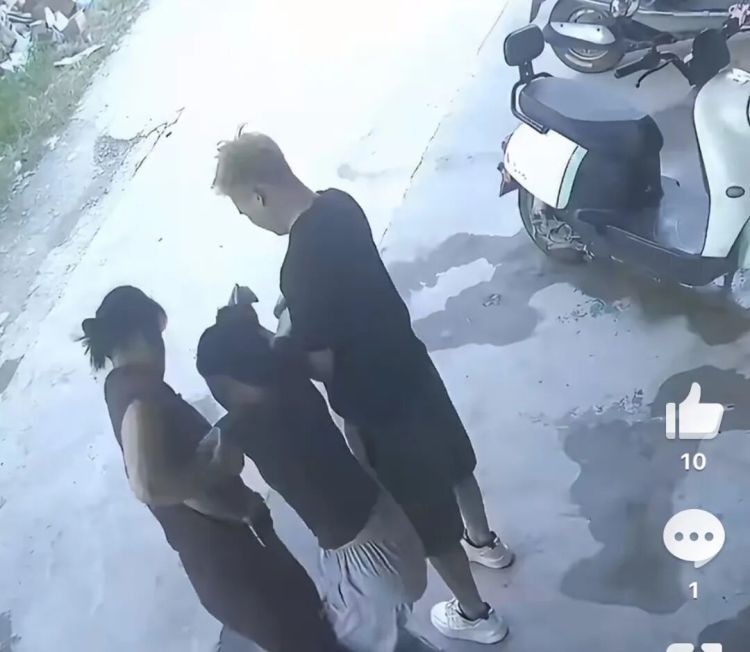 女子被红火蚁咬到脖子，给伤口消毒后以为没事，结果几分钟后心跳加速、失去意识