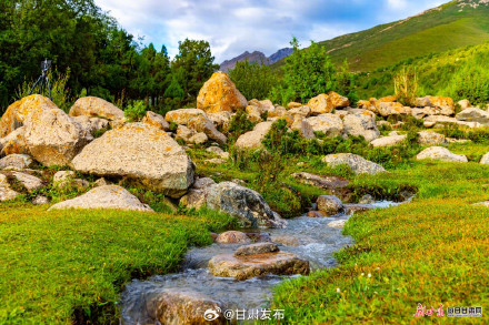 天祝冰沟河彩石流水绘就斑斓美景