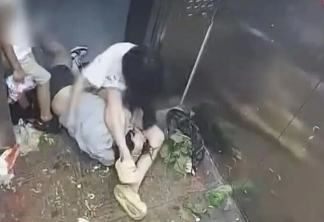 母亲走进电梯，竟对儿子喊“帮我打她”！警方已介入——