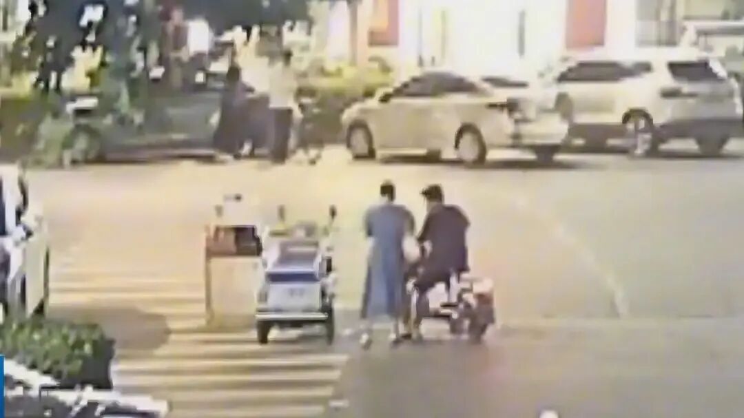 民警下班路边摊买个晚饭，发现摊主正在被诈骗，当即采取反制措施帮摊主保住40万元！