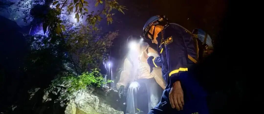“夺命路线”被包装成“孩子都能走”?女子被困北京野山,15人7小时冒雨营救 “夺命路线”被包装成“孩子都能走”?女子被困北京野山,15人7小时冒雨营救
