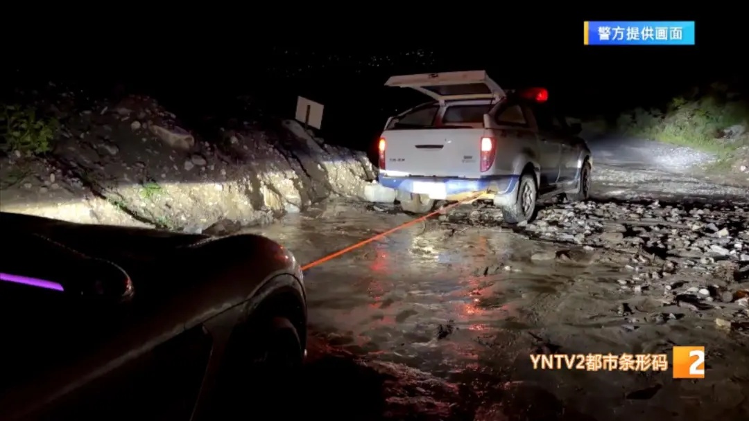 雨夜惊魂！自驾游虎跳峡遭遇泥石流，4人被困，民警驱车60公里极速营救！