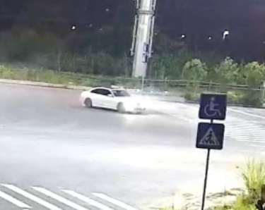 未成年深夜路口漂移耍帅，连带朋友各拘留7日……