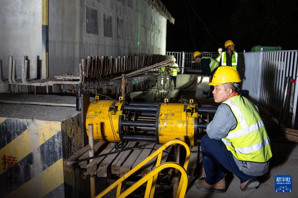 邵永高铁跨沪昆高速特大桥转体梁成功转体 邵永高铁跨沪昆高速特大桥转体梁成功转体