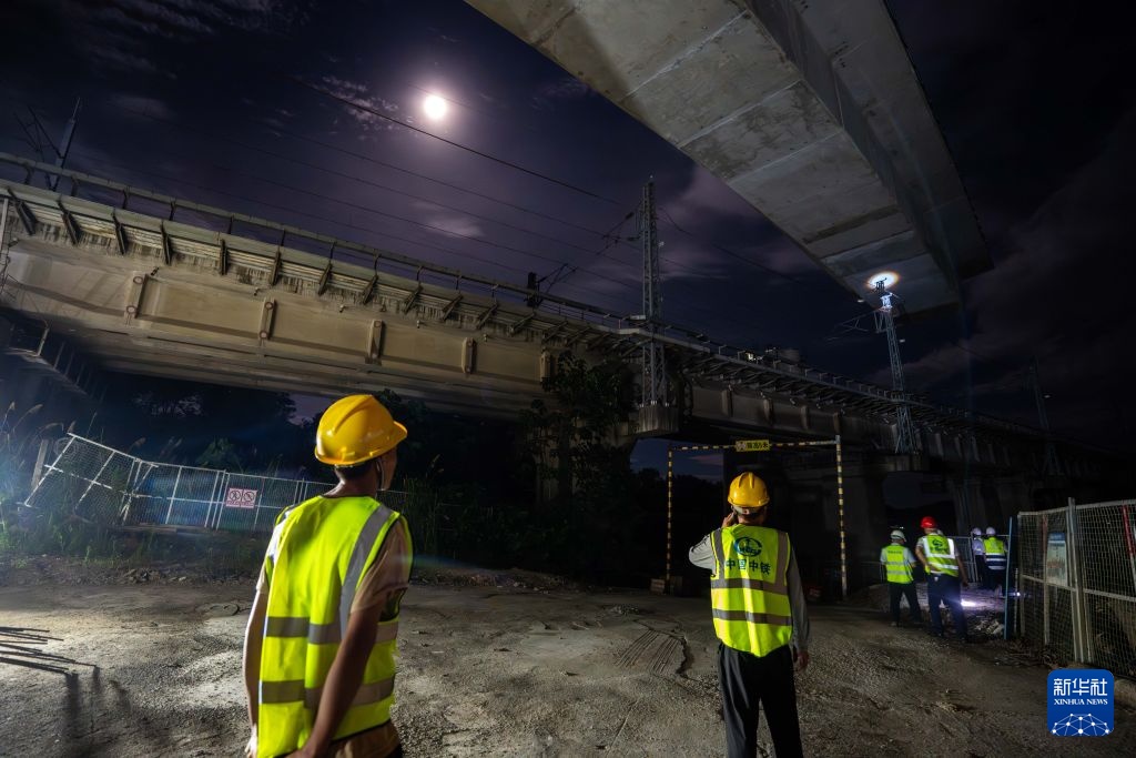 邵永高铁跨沪昆高速特大桥转体梁成功转体 邵永高铁跨沪昆高速特大桥转体梁成功转体